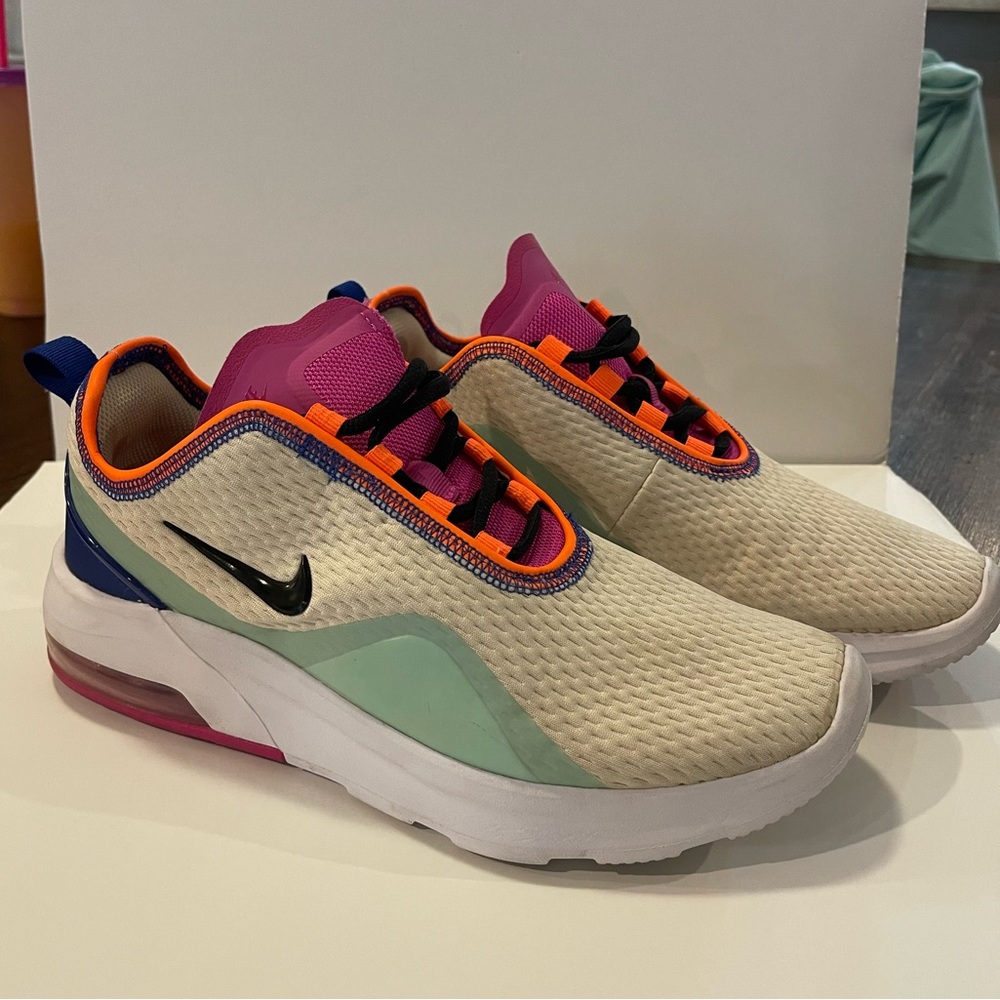 Nike Air Max Motion 2 Women’s running shoe size 7.5 light usage